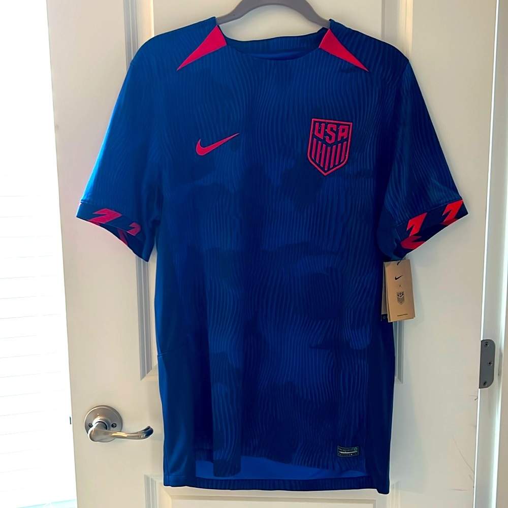 Men’s L new USA national Team Jersey. Nike.